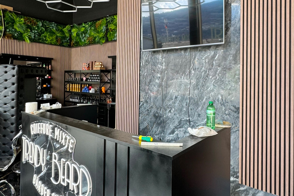 Application de béton ciré sur un mur de salon contemporain